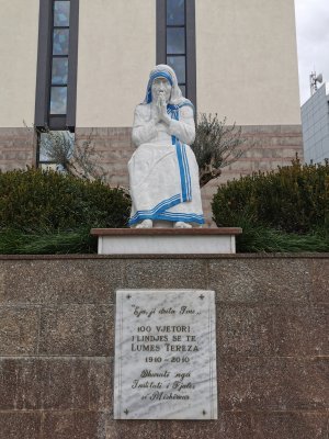 41.32444444444445,19.82194444444444