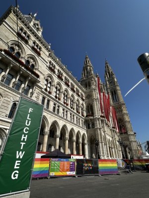 48.21003055555556,16.35817222222222