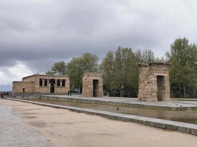 40.42507171611111,-3.71636986722222