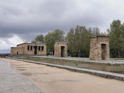 40.42507171611111,-3.71636986722222