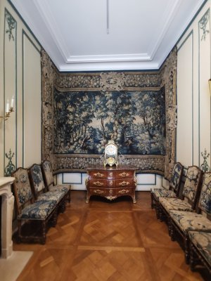 47.76765060416667,2.37550210944444