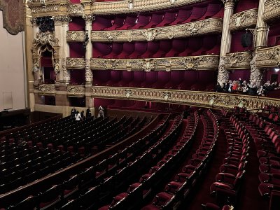 48.87183333333333,2.33194444444444